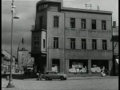 Masarykovo náměstí - dnešní Komerční banka, vlevo pohled do Palackého ulice, vzadu Jihlavská brána, v které je Muzeum rekordů a kuriozit.