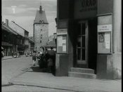 Vpravo Komerční banka, vlevo pohled do Palackého ulice, vzadu Jihlavská brána, v které je Muzeum rekordů a kuriozit.