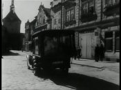 Automobil odjíždí do Poděbradovy ulice. Zprava domy č.p. 16, 17, 18 (dnes Elektro Viki).